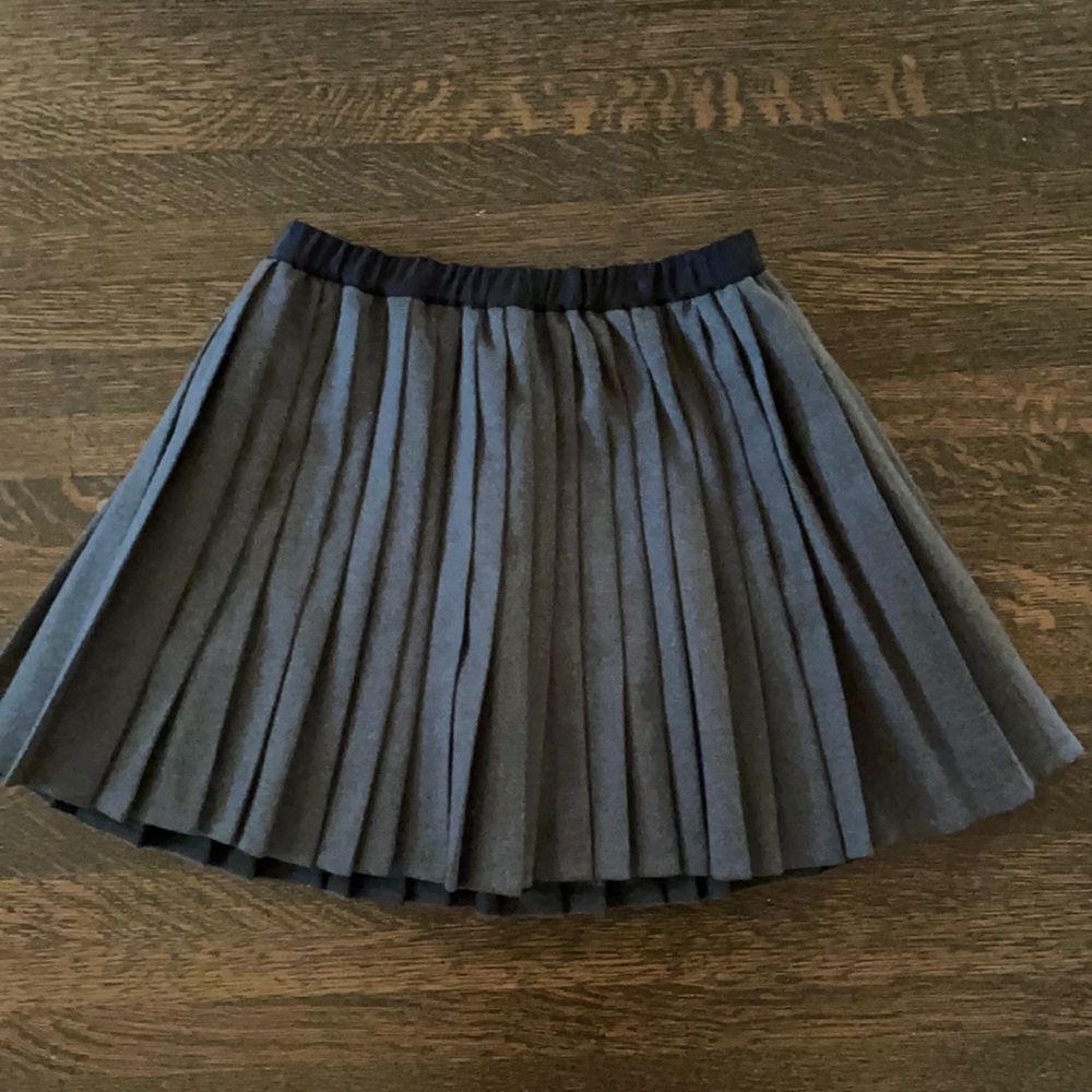 Pleaded grey and black skirt